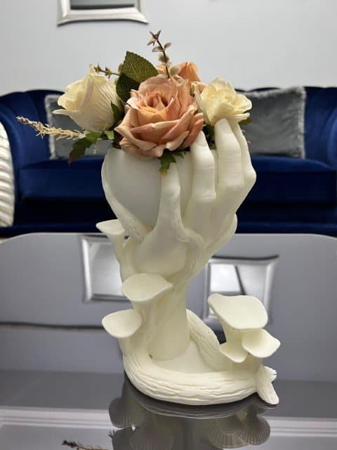 El içerisinde çiçek vazo